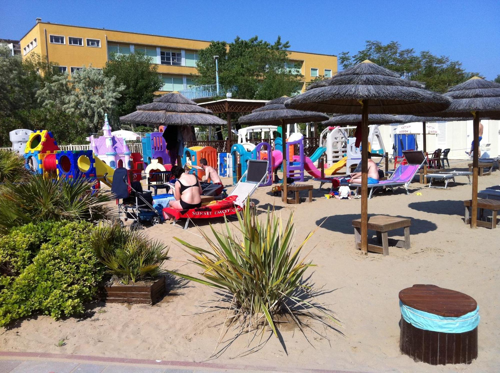 Viva Beach Hotel Rimini Bagian luar foto